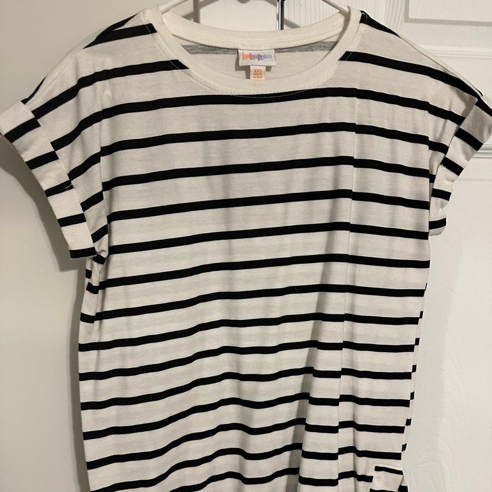 Lularoe Leah t shirt. Black and white stripe!! Vented sides. Nwot. Xxs.